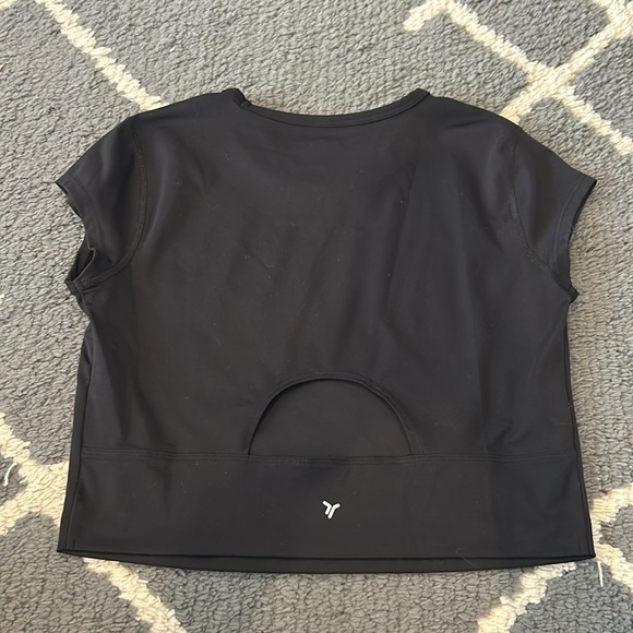 Old Navy Cropped Keyhole Back Powersoft Tee - Picture 4 of 4